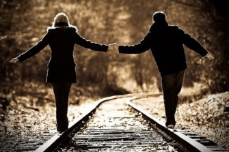 Love Couple Holding Hands Wallpaper