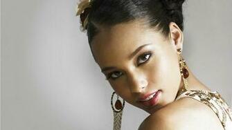 Alicia Keys Teeth Earrings Shoulder Haircut