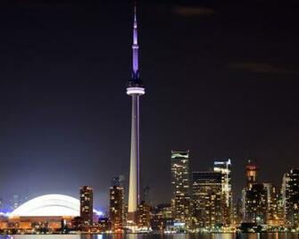 Toronto Cn Tower At Night Wallpaper