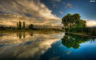 Majestic Lake Wallpaper
