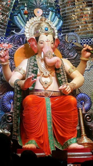 Pushp Anjali On Ganapati In Wallpaper