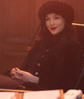 Red Notice Gal Gadot Black Coat Wallpaper