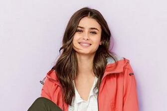 Taylor Hill Wallpaper Image