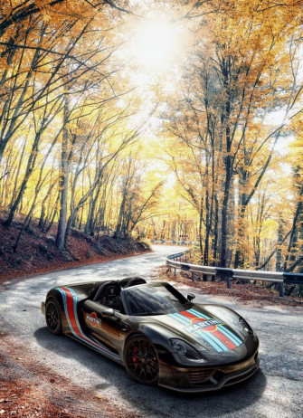 Sleek Porsche Spyder Showcasing Its Dynamic Design