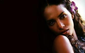 Halle Berry HD Desktop Wallpaper