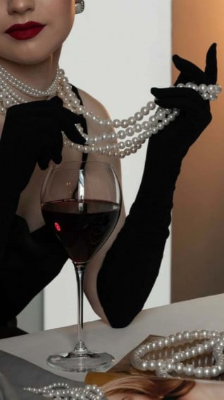 Elegant Pearlsand Wine Aesthetic Wallpaper