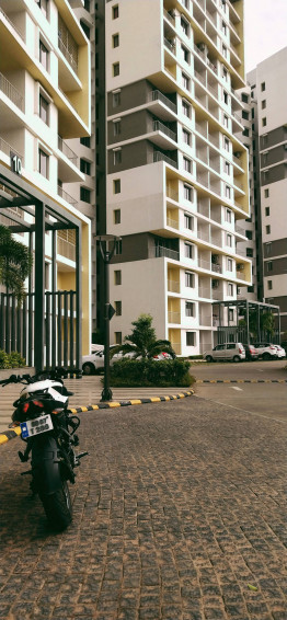 Ns Parked Near Apartment Complex 9y6mztwzaz9rjptk Wallpaper