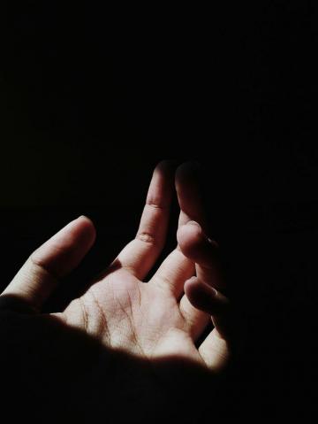 Light Dark Hand Aesthetic Black Lockscreen Wallpaper