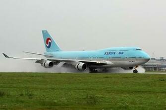 Boeing Of Korean Air Wet Landing Aircraft Wallpaper