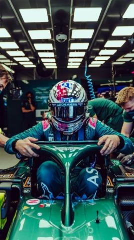 Sebastian Vettel Nel Sfondi In Aston Martin Luxury