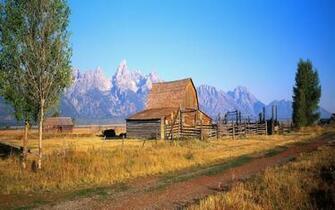 Wood Mountain Cabin Wallpaper