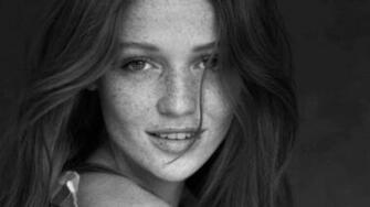 Women Cintia Dicker Wallpaper