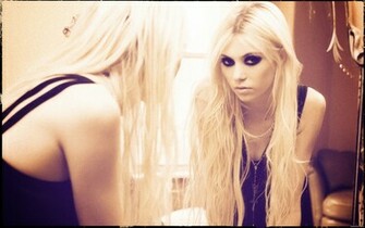 Previous Wallpaper Taylor Momsen Next