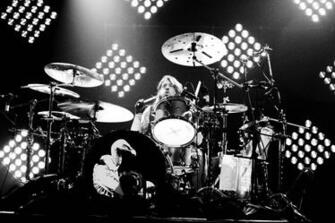 Dave Grohl Drums Wallpaper Pixshark Image