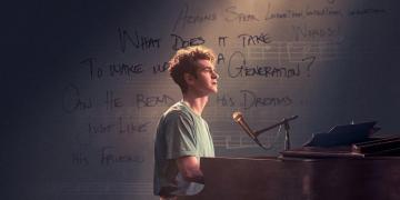 Tick Boom Re Andrew Garfield Shines In Jonathan Larson