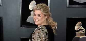 Kelly Clarkson Shows Solidarity For Time S Up Movement At
