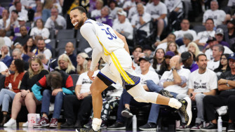 Golden State S Stephen Curry Scores In Game Win Over