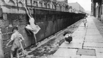 Henri Cartier Bresson Photos Berlin Wall P139