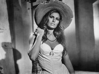 Raquel Welch Pinups Wallpaper
