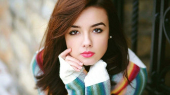 HD Women In Cute Pose Wallpaper