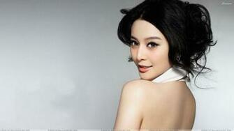 Sun Feifei Looking Back Pose Glossy Lips Photoshoot Wallpaper