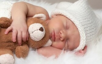 Schattige Slapende Baby Met Mutsje En Bruine Teddybeer