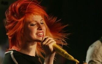 Hayley Williams Live Singing Concert HD Wallpaper