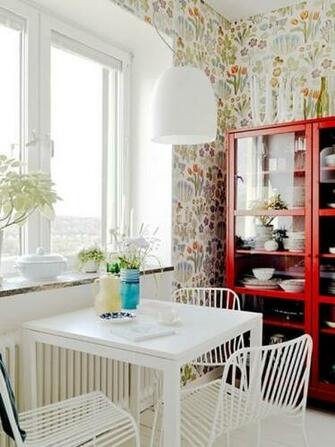 Svenskt Tenn Wallpaper And Mon Amie Plate On The Table