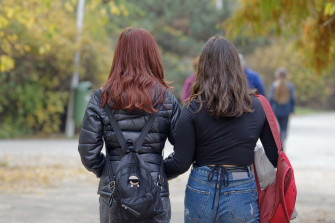 Mujeres Lesbianas Going School Together A1bpu9lb0p4j6g8e Wallpaper