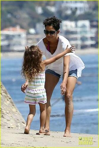 Halle Berry Image Olivier Martinez Malibu Beach