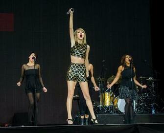 Taylor Got The Crowd Singing To We Are Never Getting Back