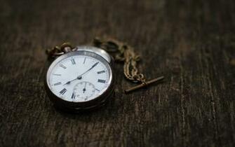 Clock Pendant Chain Table