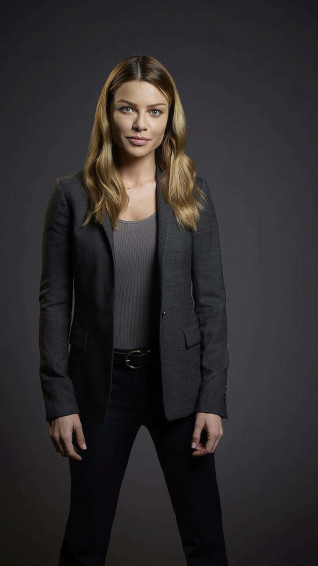 Actress Lauren German Poses At A Hollywood Event Wallpaper