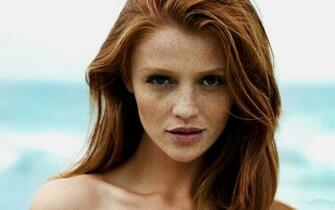 Cintia Dicker Femme Portrait Taches De Rousseur C L Brit