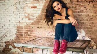 Selena Gomez HD Wallpaper