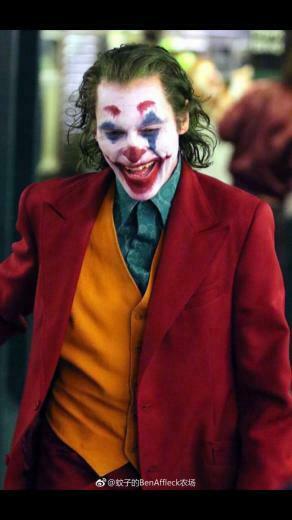 Clear Costume Pics Of Joaquin Phoenix In Joker Favorite