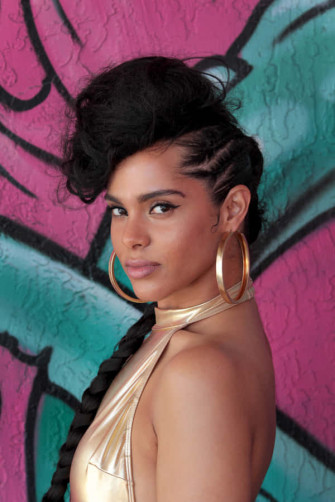 Mujer Soltera With Big Earrings Wallpaper