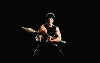 Zwarte Wallpaper Van Sylvester Stallone Als Rambo Met Bazooka
