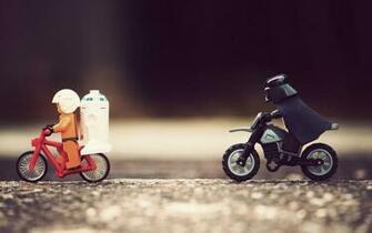 Bike Chase Mac Wallpaper
