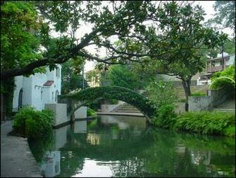 San Antonio Riverwalk Umbrellas Lg