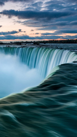 Majestic Niagara Falls Wallpaper