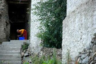 Tibetan Buddhist Wallpaper Young Lama Washing