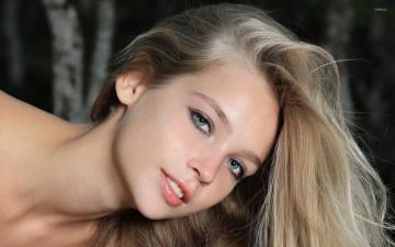 Portrait Of Sienna With Beautiful Pink Lips Wallpaper Girl