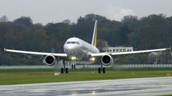 Airbus A319 Approach To Landing