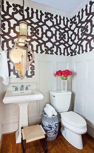 Small Bathroom Wainscoting And Wallpaper Dans La Mais