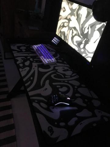 Gutzy Aiden R Mousepadre
