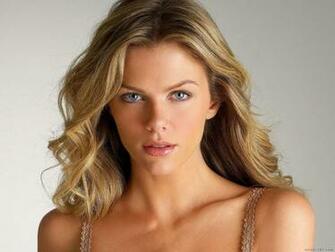 Brooklyn Decker Wallpaper