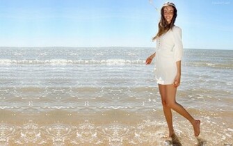 Isabel Lucas Wallpaper