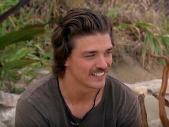 Bachelor In Paradise Recap Dean Returns With A Furry Unwelcome