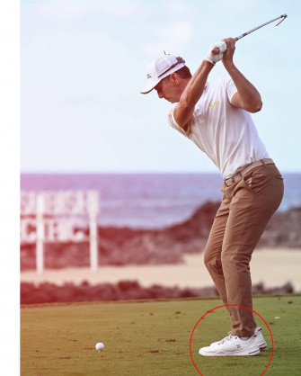 Master Golfer Mike Weir In Action Wallpaper